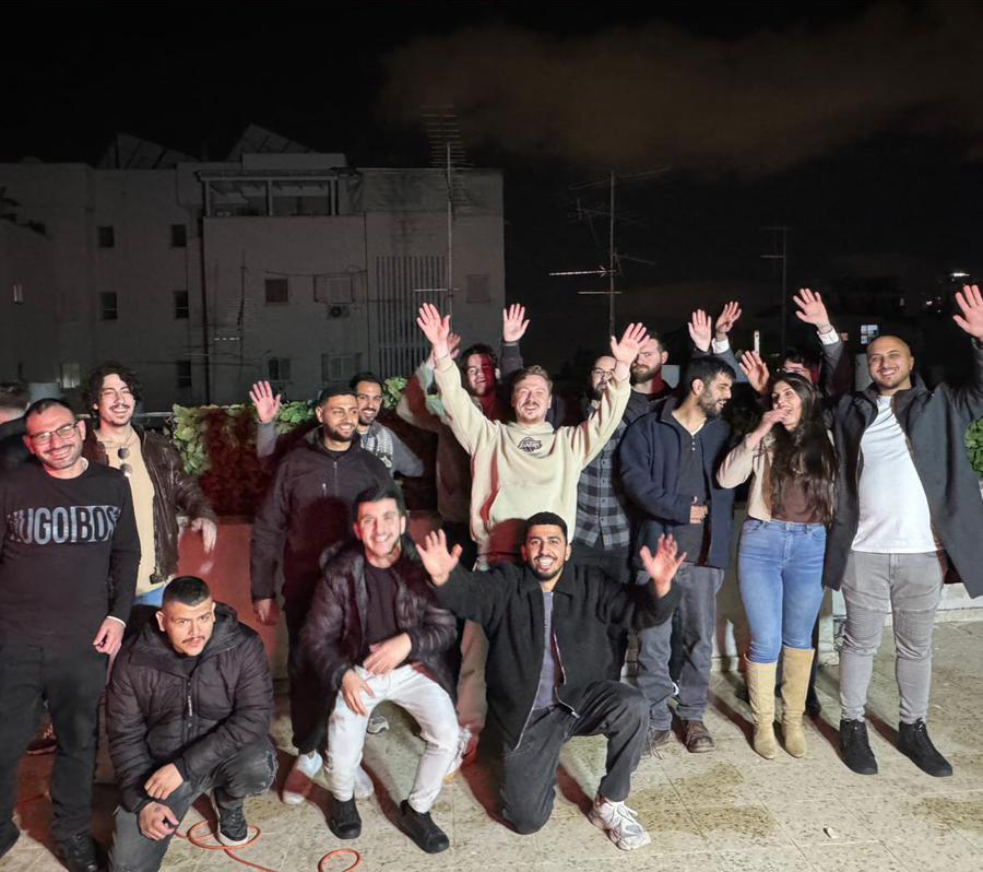 צוות האקדמיה מצטלם יחד בערב